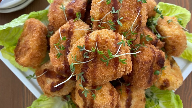 Kürbiskroketten mit Sauce und Salat