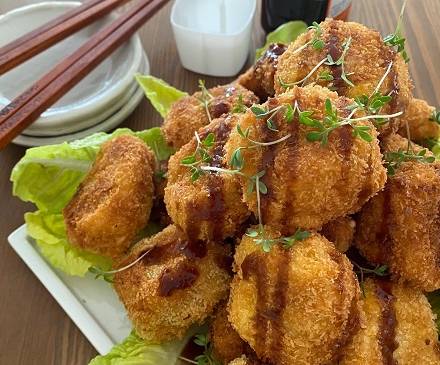 Kürbiskroketten mit Salat und Stäbchen serviert