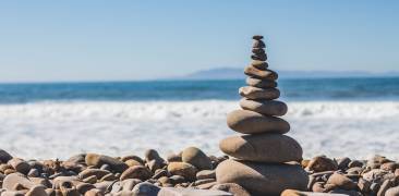 Steinkunstwerk am Strand