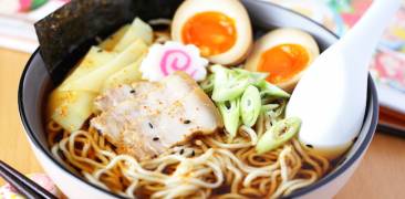 Tokyo Shoyu Ramen (Nudelsuppe mit Eiern, Fleisch und Gemüse)