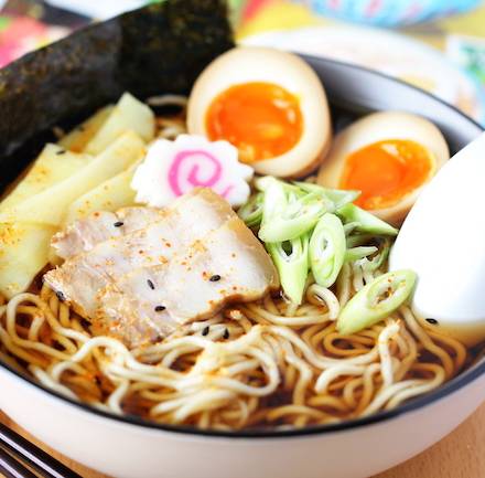 Tokyo Shoyu Ramen (Nudelsuppe mit Eiern, Fleisch und Gemüse)