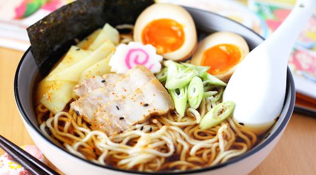 Tokyo Shoyu Ramen (Nudelsuppe mit Eiern, Fleisch und Gemüse)