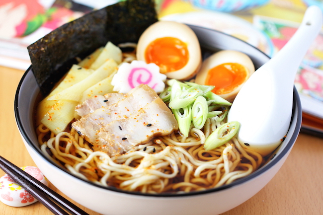 Tokyo Shoyu Ramen (Nudelsuppe mit Eiern, Fleisch und Gemüse)