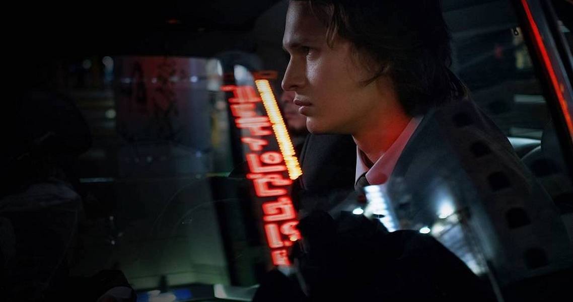 Jake Adelstein im Auto, Neonlichter im Hintergrund