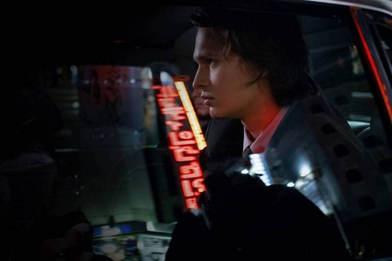 Jake Adelstein im Auto, Neonlichter im Hintergrund