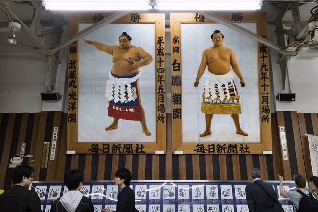 Poster berühmter Sumo-Ringer mit traditionellem Papierschmuck
