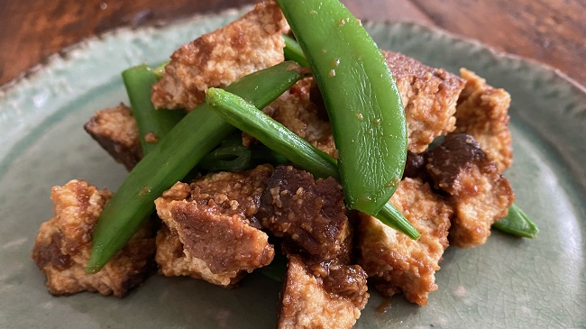 Tofu mit Miso-Sauce und Zuckerschoten