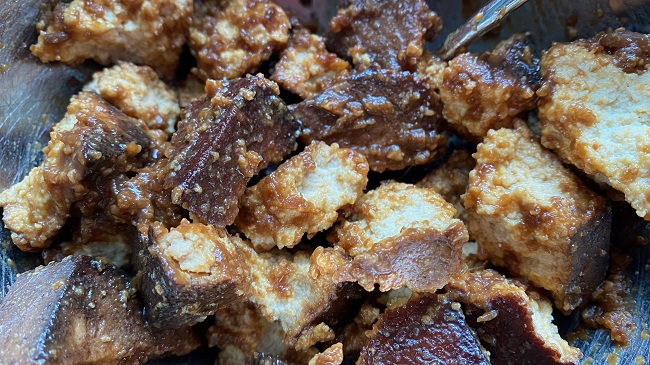 Tofu wird in Miso-Essig-Zucker-Mischung gewälzt