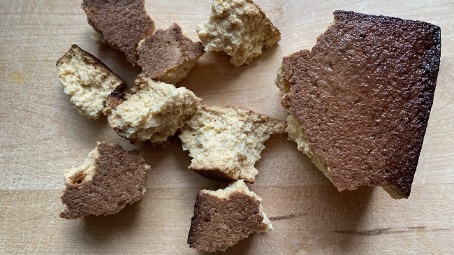 Tofu wird in mundgerechte Stücke gerissen