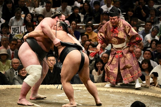 Sumo-Kämpfer ringen miteinander