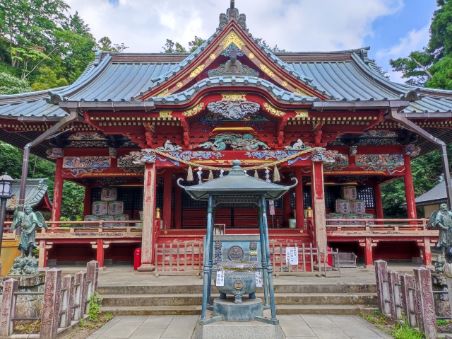 Das Hauptgebäude des Yakuoin-Tempels auf dem Berg Takao.