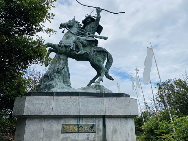 Die Statue von Yoshitsune auf dem Berg Hatayama
