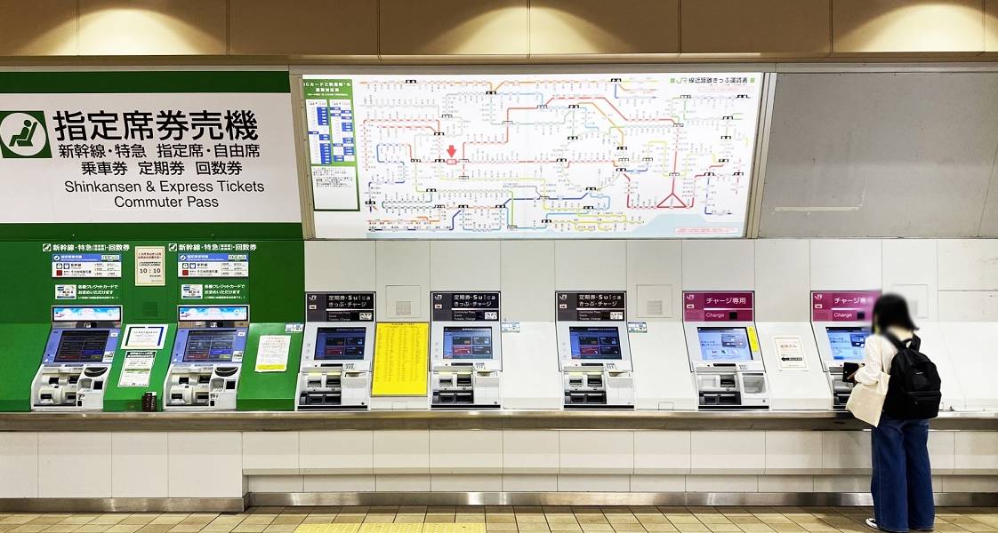 Ticketautomaten an einem Bahnhof in Tōkyō.