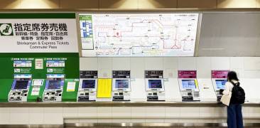 Ticketautomaten an einem Bahnhof in Tōkyō.