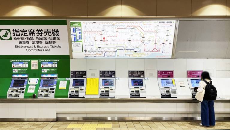 Ticketautomaten an einem Bahnhof in Tōkyō.