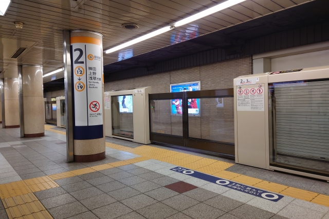 Am Bahnsteig an einer Station der Tokyo Metro.