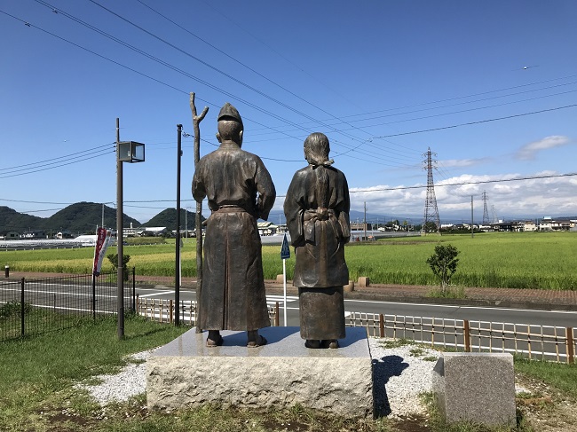 Die Statuen von Yoritomo und seiner Frau Masako im Hirugakojima-Park