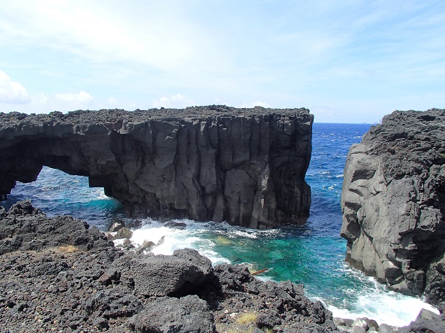 Felsen im türkisblauen Meer der Insel Miyakejima