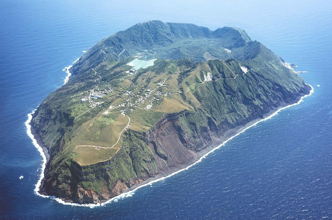 Insel Aogashima im blauen Meer