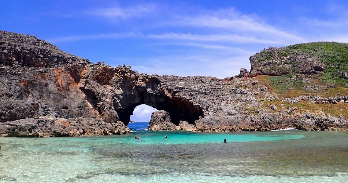 Felsformationen im türkisblauen Meer auf der Insel Chichijima