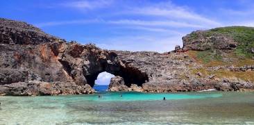 Felsformationen im türkisblauen Meer auf der Insel Chichijima