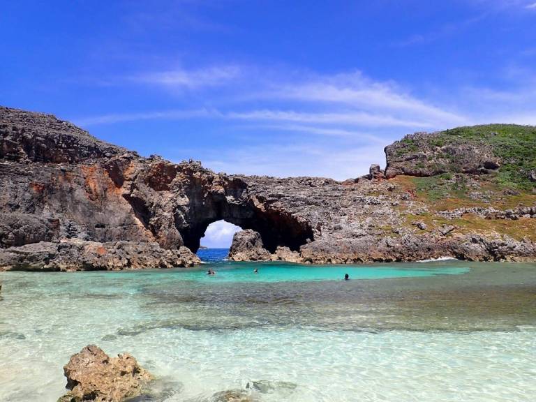 Felsformationen im türkisblauen Meer auf der Insel Chichijima