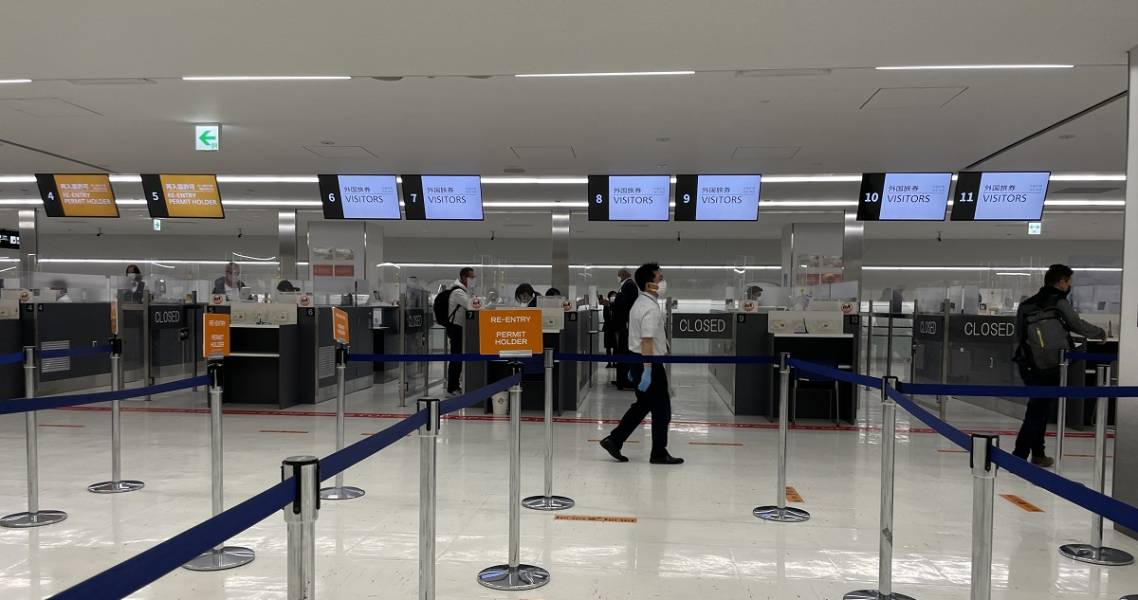 Leere Zoll-Schalter am Flughafen Narita.