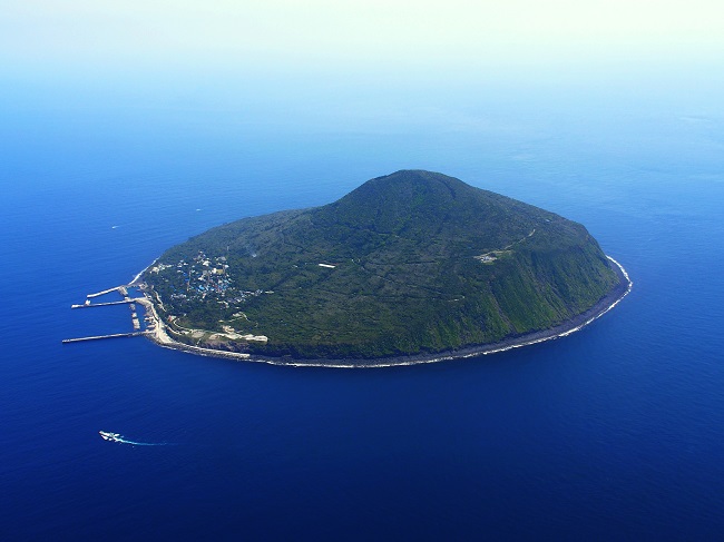 Insel Toshima im blauen Ozean