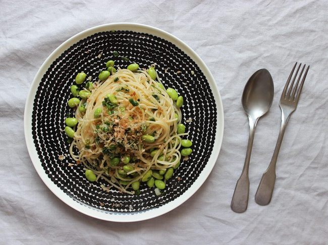 Spaghetti mit Edamame und Bonito-Flocken