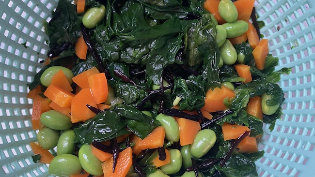 Spinat, Karottenstückchen und Edamame im Sieb
