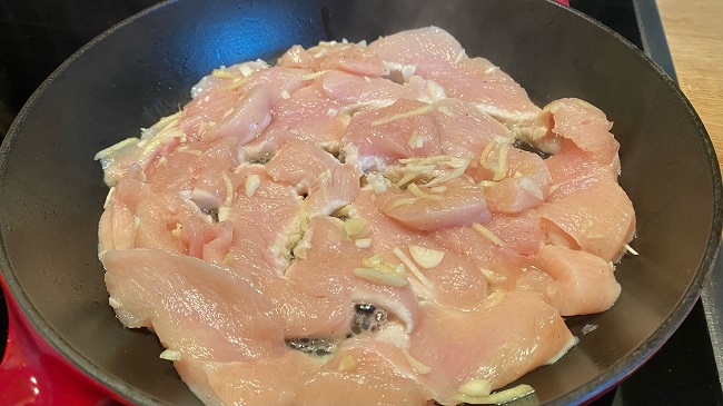 Hähnchenfleisch, Knoblauch und Ingwer in der Pfanne