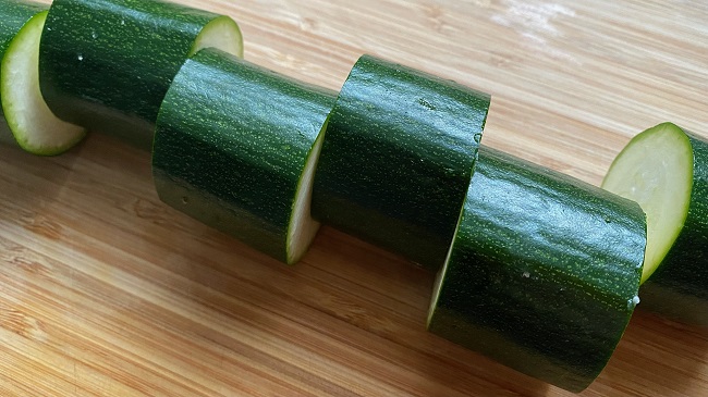 Zucchini in sechs Teile geschnitten