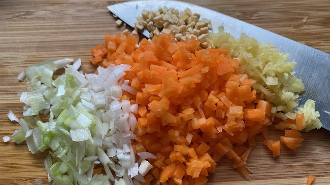 Karotte, Frühlingszwiebel, Ingwer und Knoblauch wird fein geschnitten