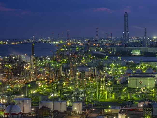 Industriegebiet von Tokkaichi mit grünlichem Lichtern vor dem Abendhimmel