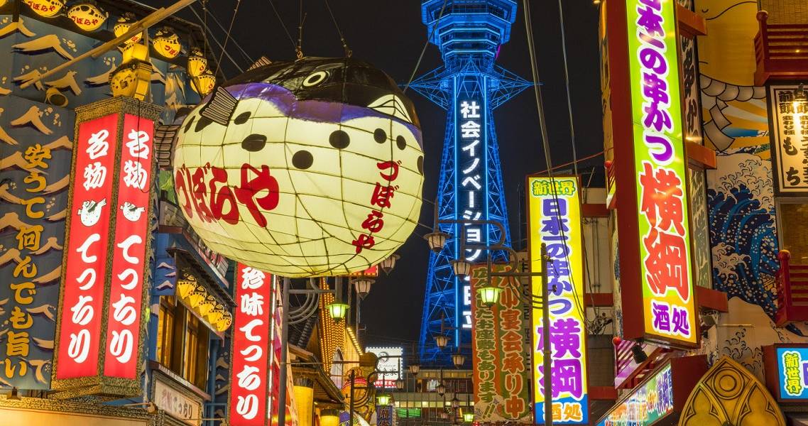 Osakas Viertel Shinseikai mit bunten Leuchtreklamen