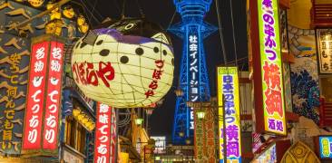 Osakas Viertel Shinseikai mit bunten Leuchtreklamen