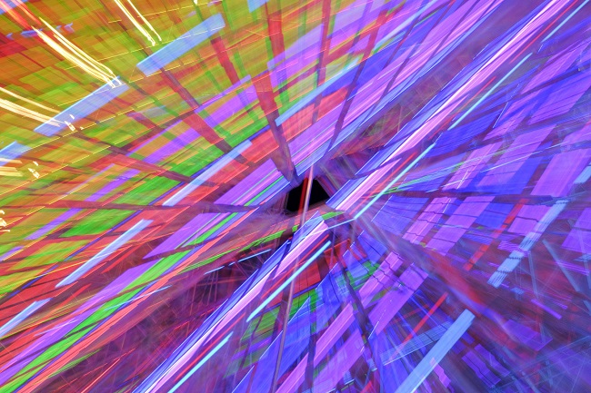In bunten Farben leuchtendes Riesenrad in Nahaufnahme