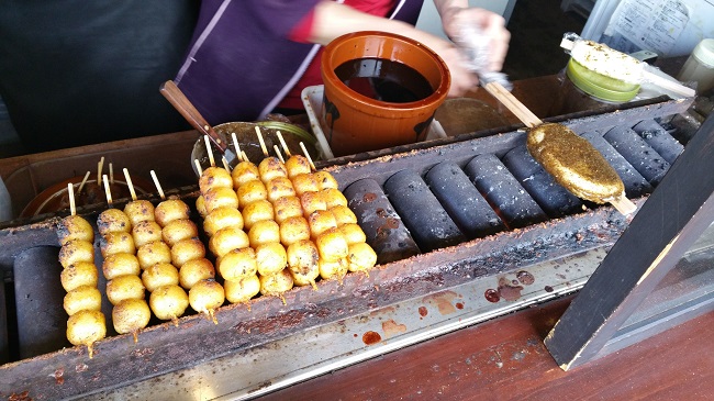 Frisch zubereitete Dango in Takayama.