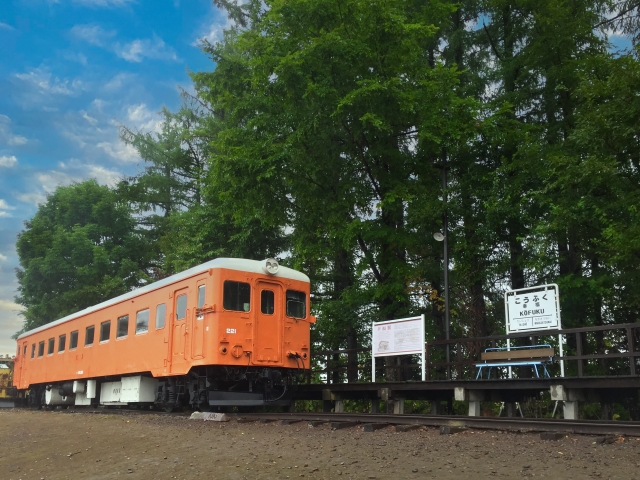 Der stillgelegte Bahnsteig sowie ein alter Waggon.