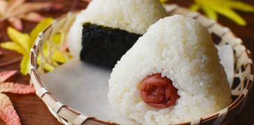 Mit Umeboshi (eingelegter Pflaume) gefüllte, dreieckige Onigiri