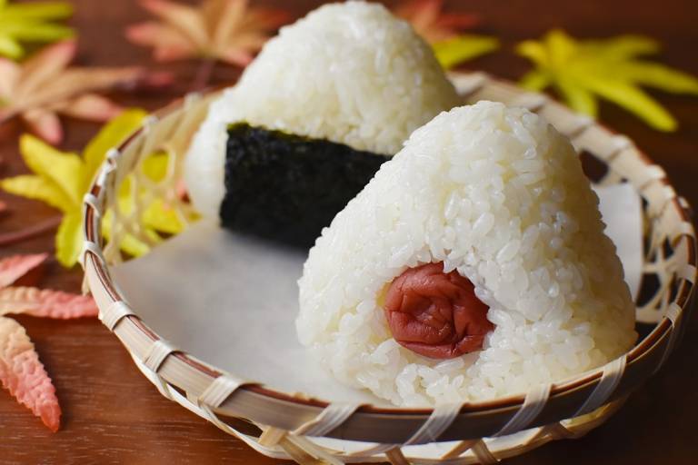 Mit Umeboshi (eingelegter Pflaume) gefüllte, dreieckige Onigiri