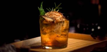 Japanisches Cocktail auf Holztablett serviert