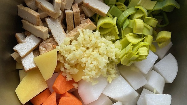 Kleingeschnittenes Gemüse und Tofu