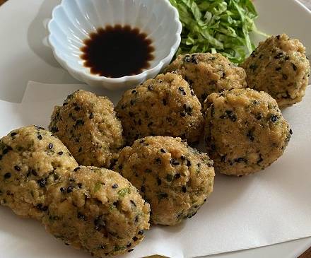 Frittierte Tofu-Bällchen, serviert mit Sojasauce und grünem Salat