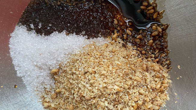 Gemahlene Sesamsaat mit Sojasauce und Zucker mischen