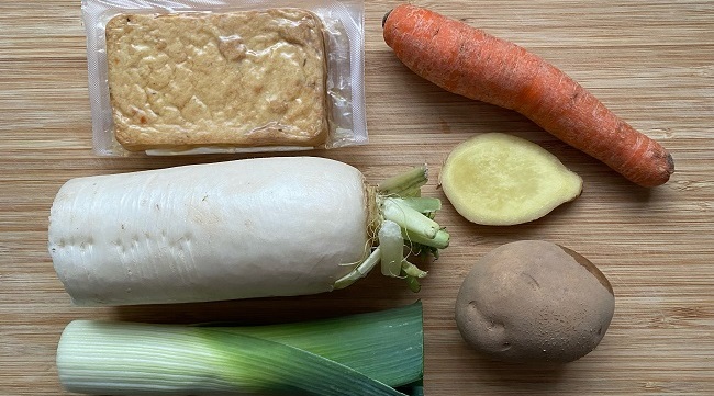 Rettich, Tofu, Karotte, Porree, eine Scheibe Ingwer und eine Kartoffel