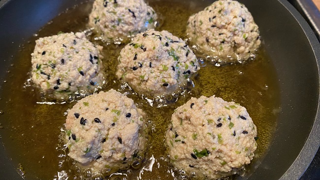 Tofu-Bällchen werden in Öl knusprig angebraten