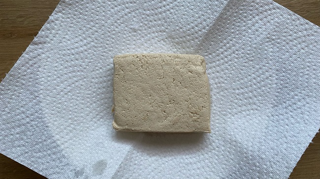 Ein Block Tofu auf einem Stück Küchenrolle