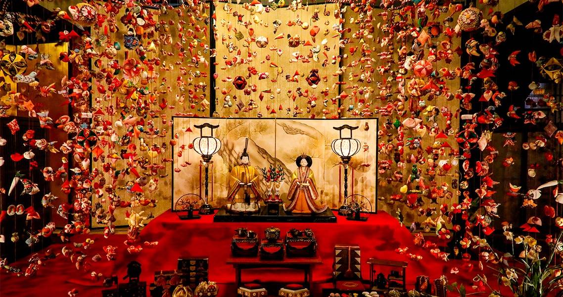 Puppen des Kaiserpaars und hängender Stoff-Schmuck beim japanischen Puppenfest