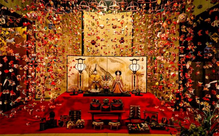 Puppen des Kaiserpaars und hängender Stoff-Schmuck beim japanischen Puppenfest